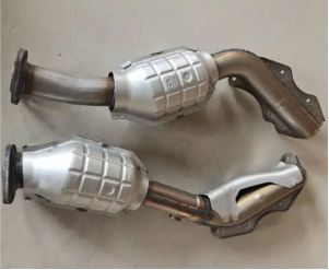 汽車(chē)機(jī)油加多 不容忽視的潛在危害與正確處理方法